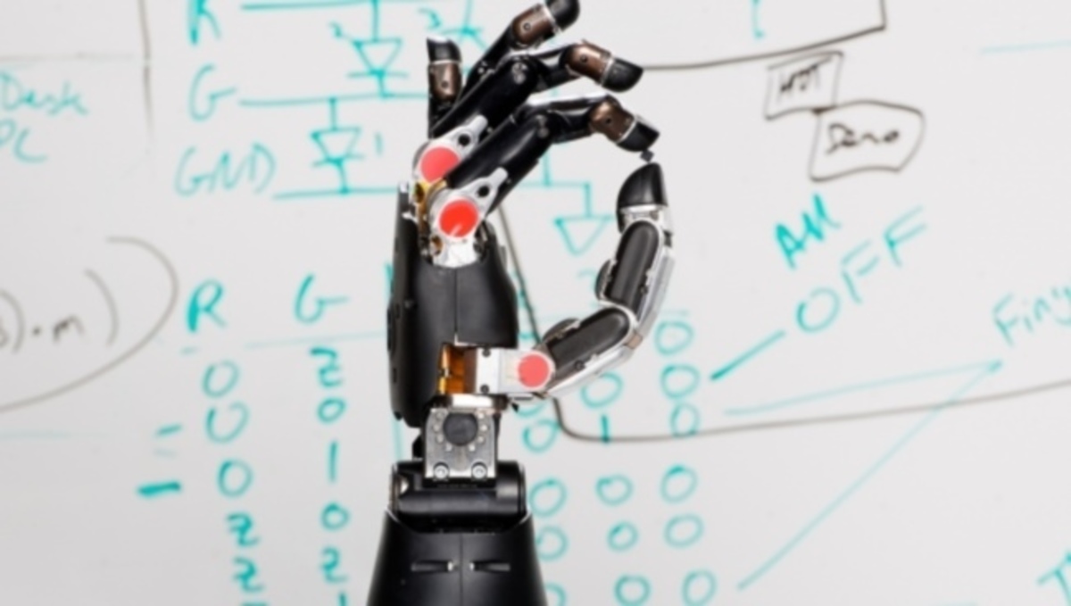 Απίστευτο βίντεο: Ρομποτικό χέρι προσφέρει αίσθηση αφής σε παράλυτο άνδρα