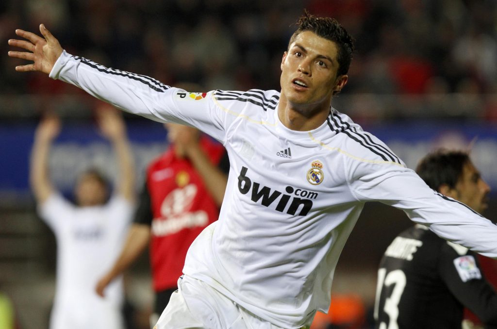 O Ρονάλντο πανηγυρίζει το ένα από τα τρία γκολ που σημείωσε κόντρα στη Μάλαγα