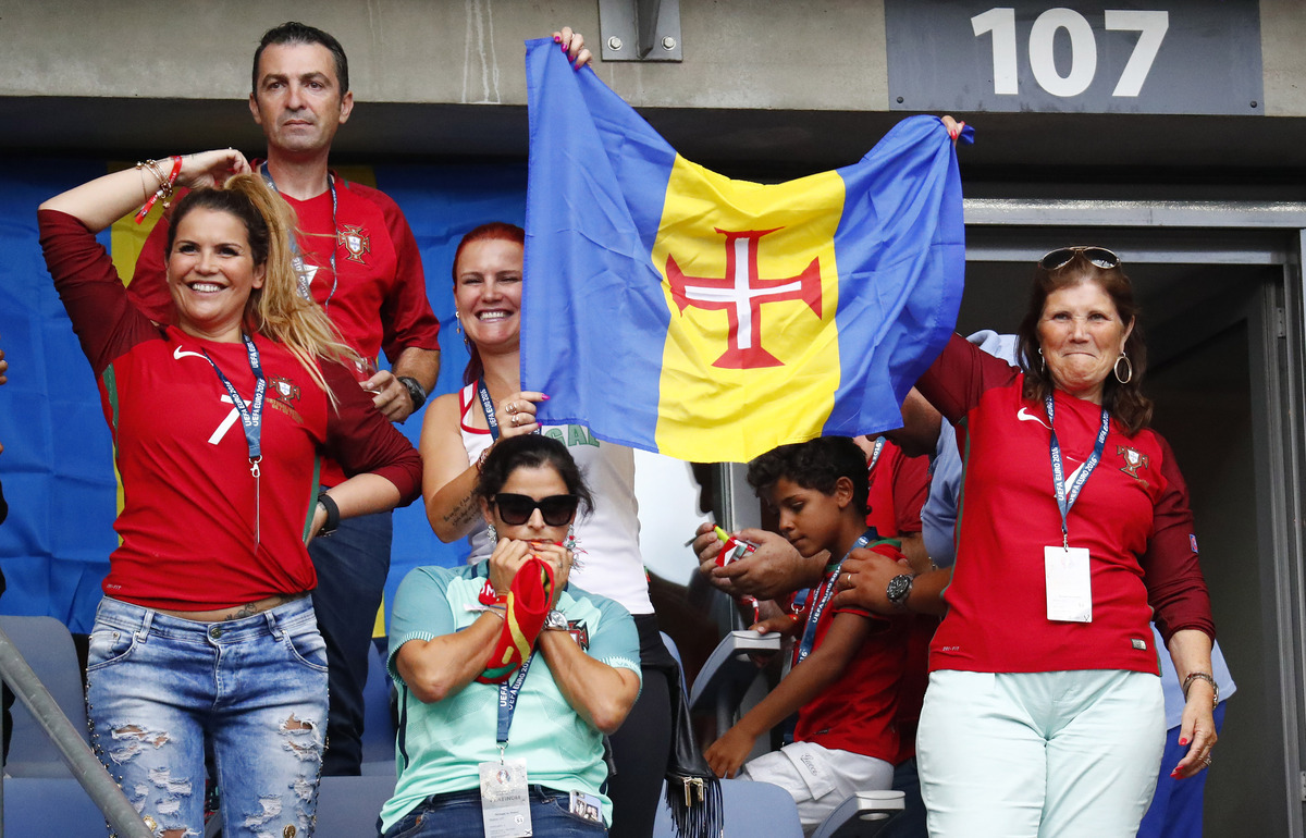 Η μητέρα του Κριστιάνο Ρονάλντο (αριστερά στη φωτογραφία) στο Stade de France - Φωτογραφία Reuters