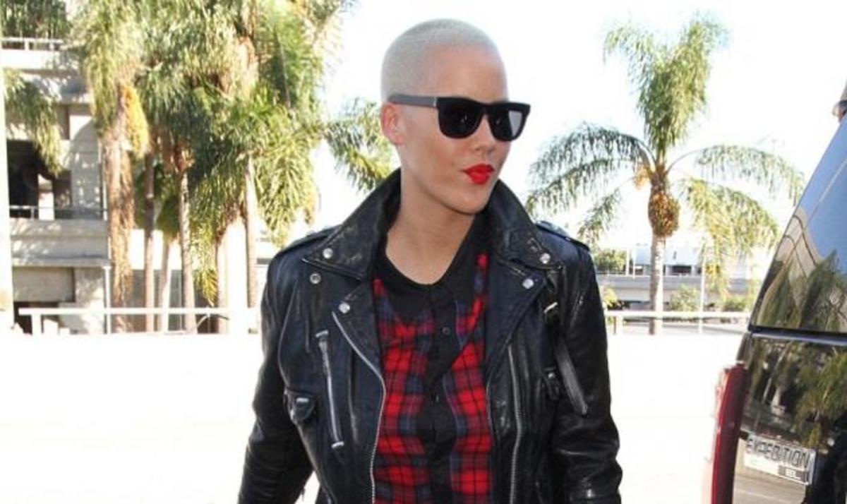 Amber Rose: Κολάζει με τη selfie φορώντας μόνο τα σέξι εσώρουχά της!