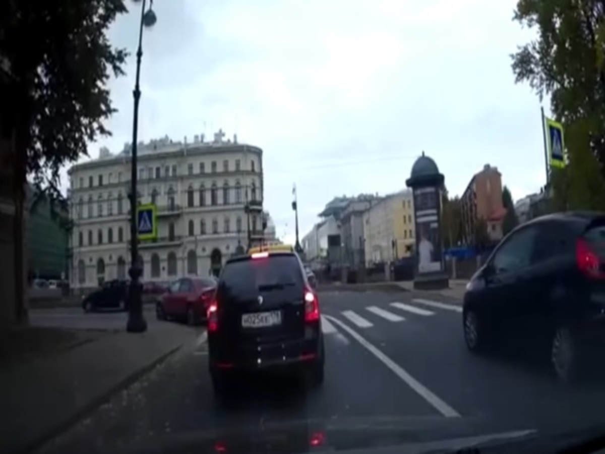 Ντροπιαστικό βίντεο! Πέταξε από γέφυρα άνδρα με αναπηρία γιατί ακούμπησε το αυτοκίνητό του!