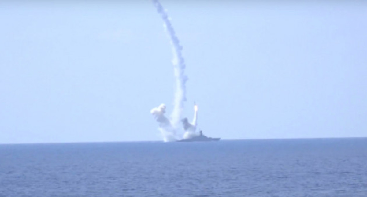 Απίστευτα πλάνα από τη στιγμή που η Ρωσία βομβαρδίζει το Ισλαμικό Κράτος στη Συρία!  [vid]