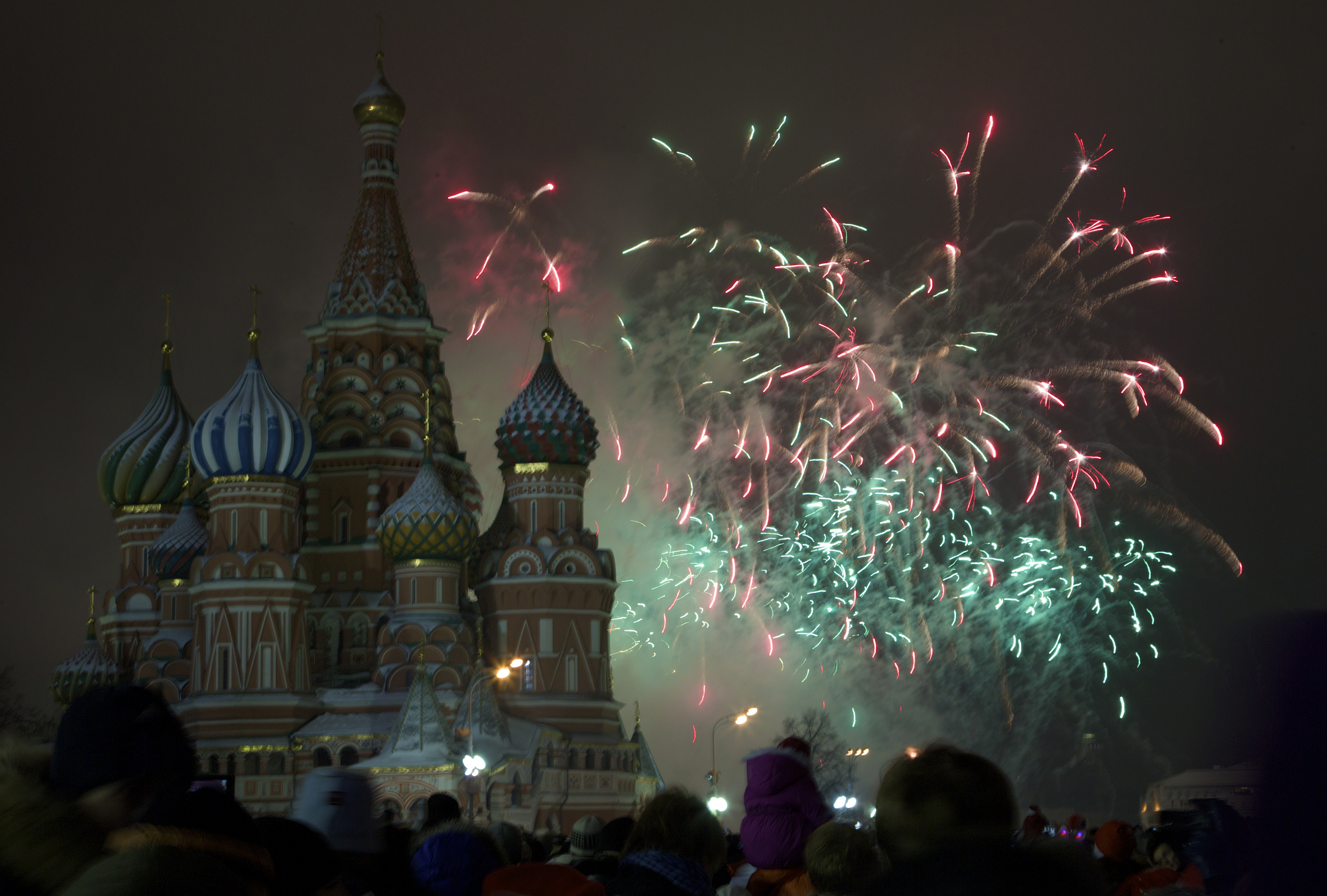 Newest russian. Храм Василия Блаженного салют. Москва новый год салют красная площадь.