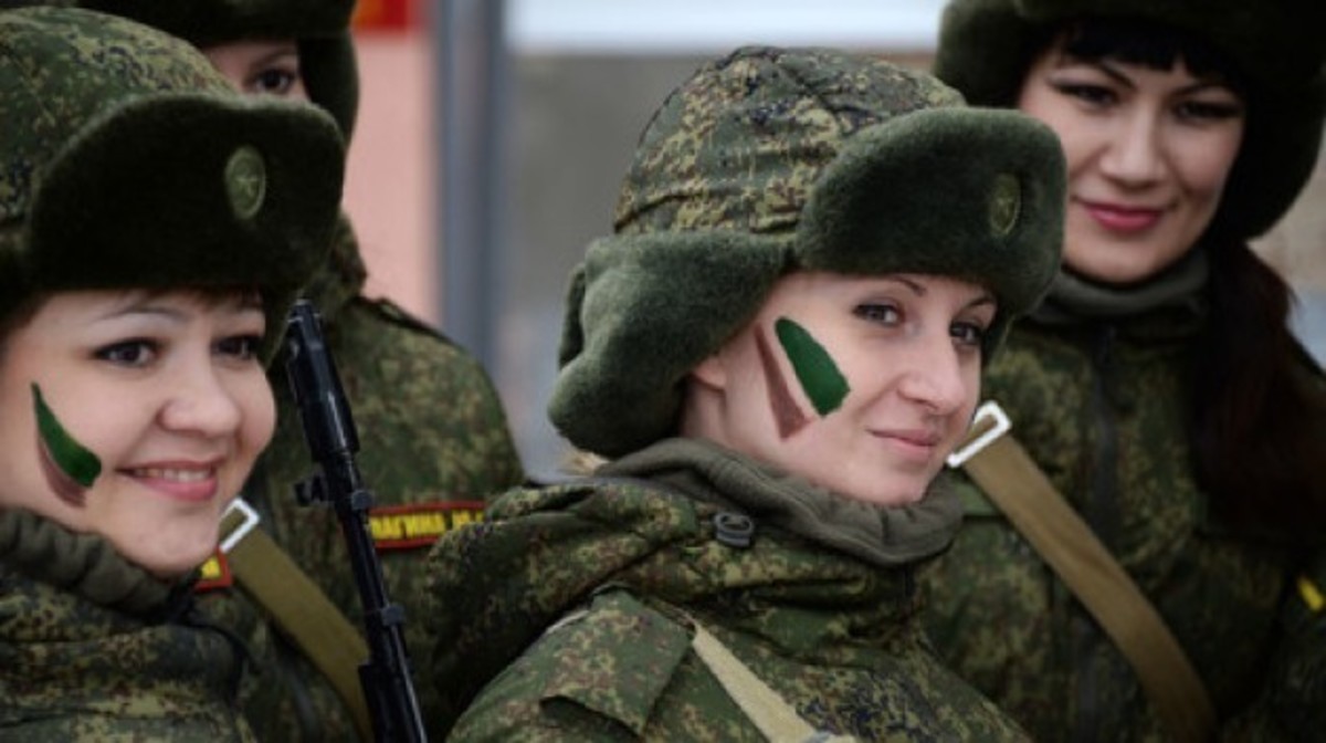 Ημέρα Γυναίκας: Ρωσίδες στρατιωτίνες σε διαγωνισμό δύναμης και ταχύτητας – ΒΙΝΤΕΟ