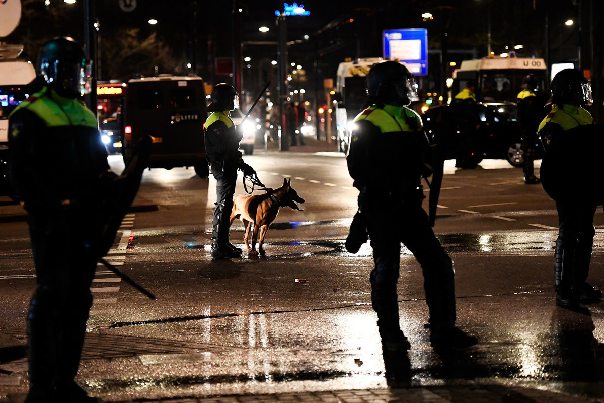 Πεδίο μάχης ξανά το Ρότερνταμ: Γκλοπ, σκυλιά και αντλίες νερού κατά Τούρκων διαδηλωτών [vids]