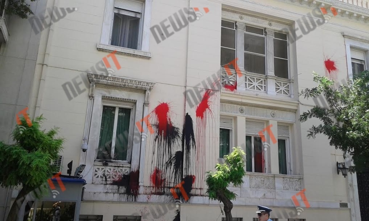 “Ντου” του Ρουβίκωνα στην τουρκική Πρεσβεία!