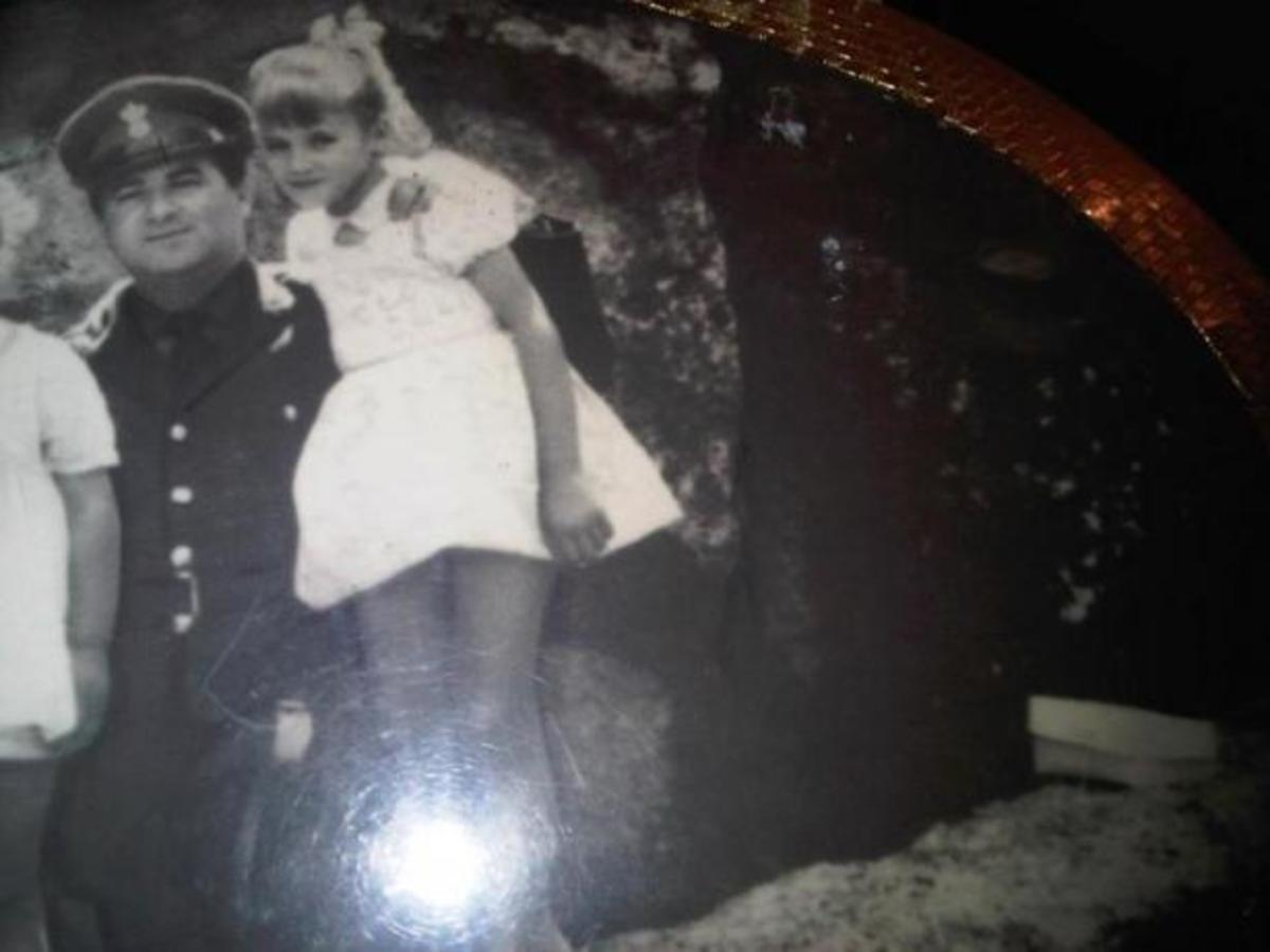 Πασίγνωστη παρουσιάστρια ποζάρει με τον πατέρα της!