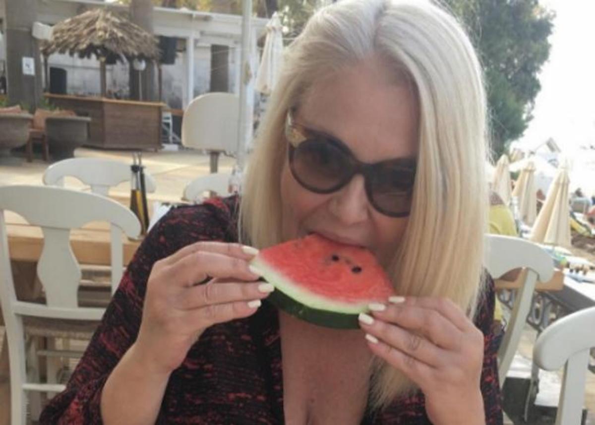 Δείτε τη Ρούλα Κορομηλά, να οδηγάει… “γουρούνα”! Φωτογραφίες