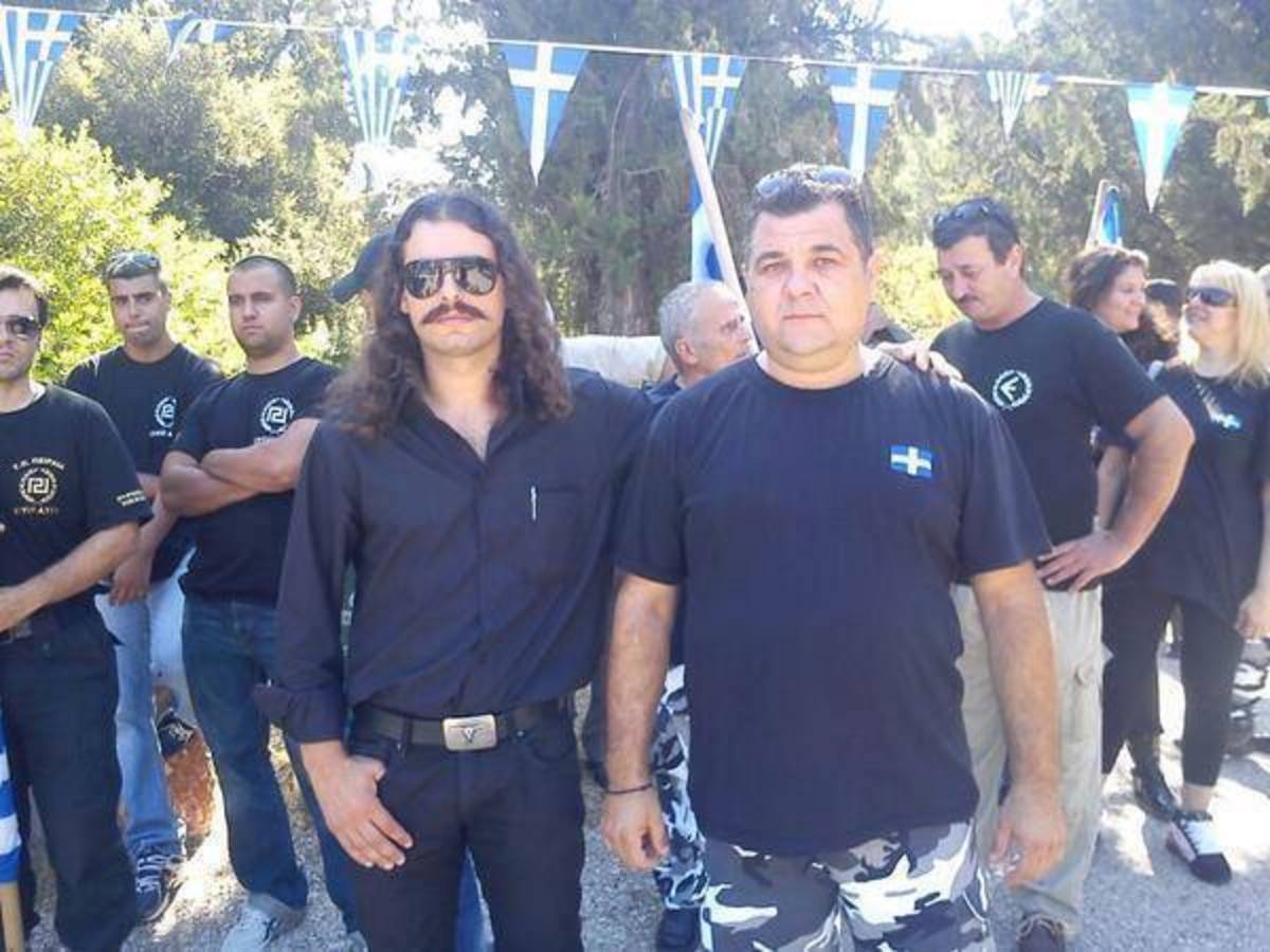 Αγκαλιά με τον Κ. Μπαρμπαρούση ο δολοφόνος του Π. Φύσσα