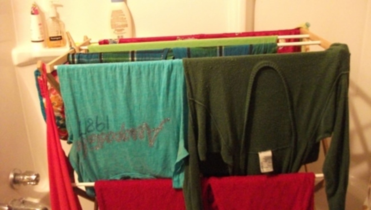 Γιατί δεν πρέπει ΠΟΤΕ να στεγνώνετε τα ρούχα μέσα στο σπίτι – Κίνδυνος υγείας