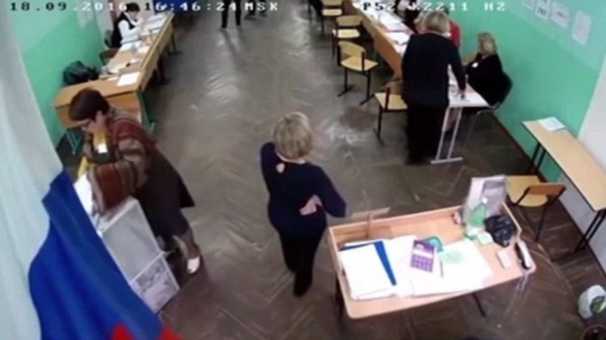 Ρωσία: Υπεύθυνη εκλογικού κέντρου ρίχνει ψηφοδέλτια στην κάλπη [vid]