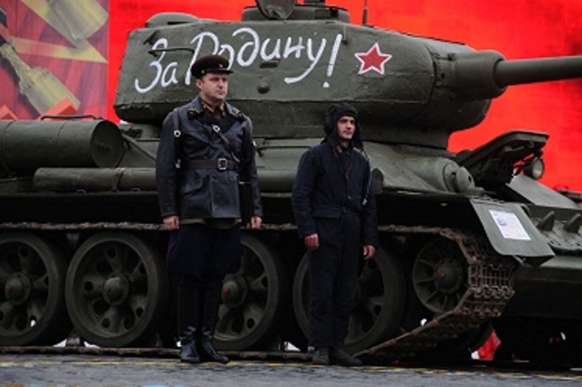 ΒΙΝΤΕΟ: Η παρελαση των υπερασπιστών της Μόσχας