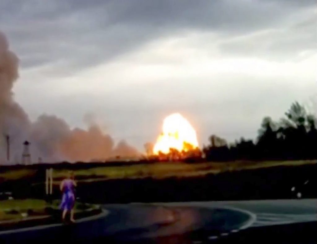 Ένας νεκρός και 50 τραυματίες από εκρήξεις σε αποθήκη πυρομαχικών