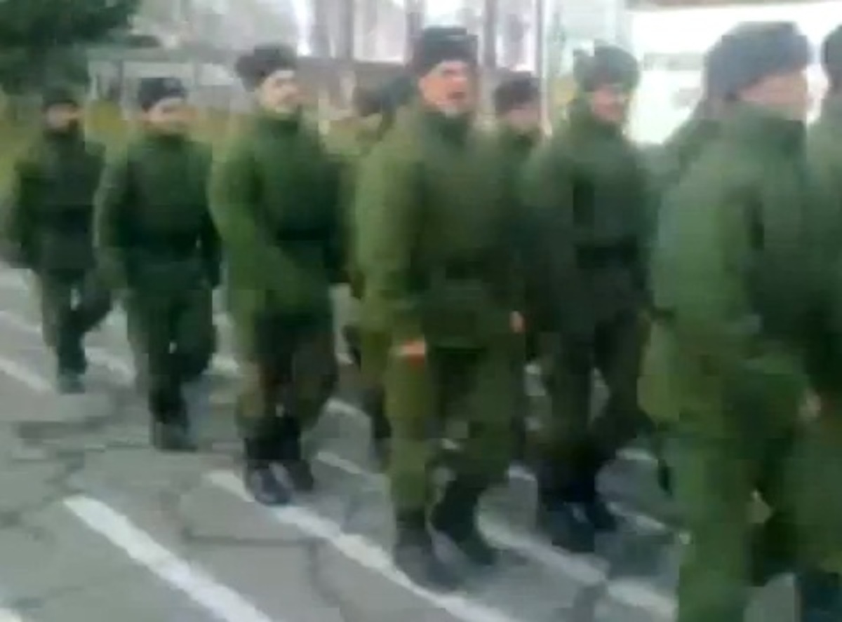 ΒΙΝΤΕΟ: Ρώσοι στρατιώτες τραγουδάνε Μπόμπ Σφουγγαράκη!