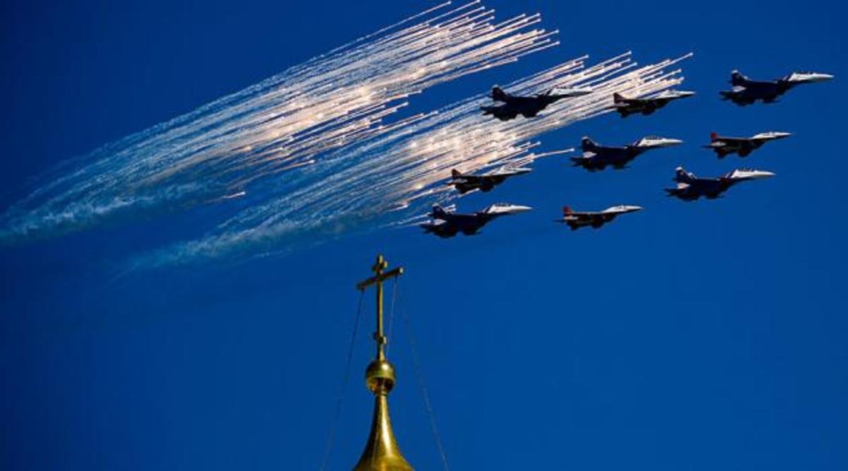 Έτσι γιορτάζουν οι Ρώσοι τη λήξη του Β΄ Παγκοσμίου Πολέμου – Μεγαλειώδεις εκδηλώσεις σε όλη χώρα [vids]