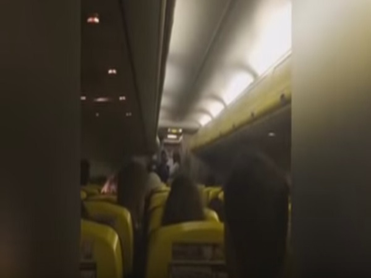 Μην σου τύχει! Αεροσυνοδός της Ryanair σε επιβάτες: Δεν θέλουμε να πεθάνουμε! ΒΙΝΤΕΟ