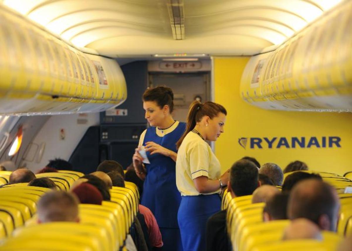 Η Ryanair ψάχνει αεροσυνοδούς σε Αθήνα και Θεσσαλονίκη – Προσόντα και… dress code