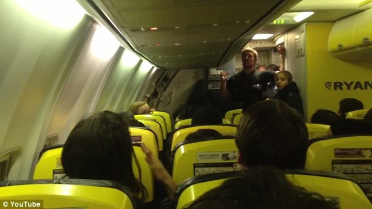 Εγκλωβισμένοι επί ώρες μέσα στο αεροπλάνο – Απίστευτη ταλαιπωρία για επιβάτες της Ryanair (ΦΩΤΟ, ΒΙΝΤΕΟ)