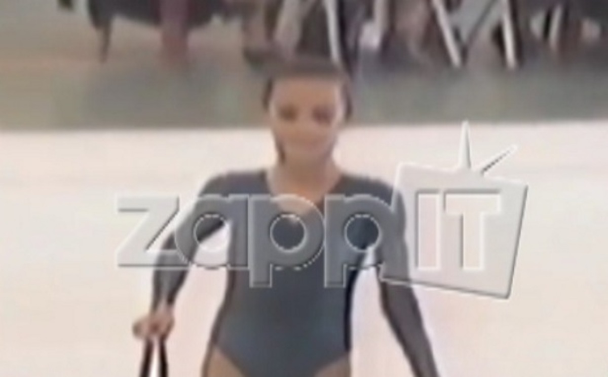 Αναγνωρίζετε την Ελληνίδα παρουσιάστρια της φωτογραφίας;