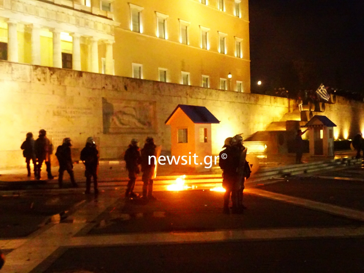 Σοβαρά επεισόδια στο κέντρο της Αθήνας! Τα έκαναν “γυαλιά καρφιά” [pics, vids]