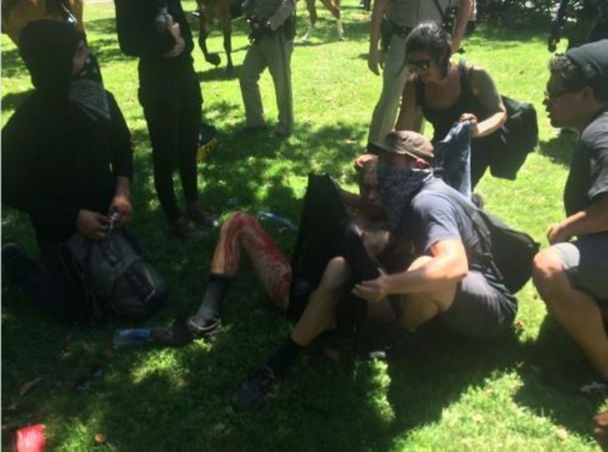 Απίστευτες σκηνές στο Σακραμέντο! – Ακροδεξιοί επιτέθηκαν με μαχαίρια σε αντιφασίστες  μέρα – μεσημέρι – ΒΙΝΤΕΟ