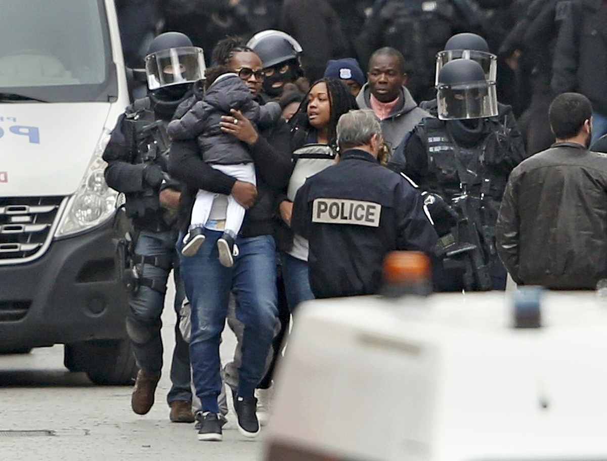 Παρίσι – Ξαδέρφη του “εγκεφάλου” του μακελειού η καμικάζι που ανατινάχθηκε στο Saint Denis – Ετοίμαζαν επίθεση στη Defense