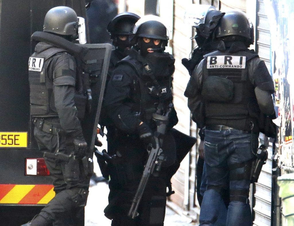 Παρίσι – LIVE: Οι οκτώ ώρες πολιορκίας του Saint Denis – Επτά συλλήψεις, μια γυναίκα καμικάζι νεκρή – Όλο το χρονικό