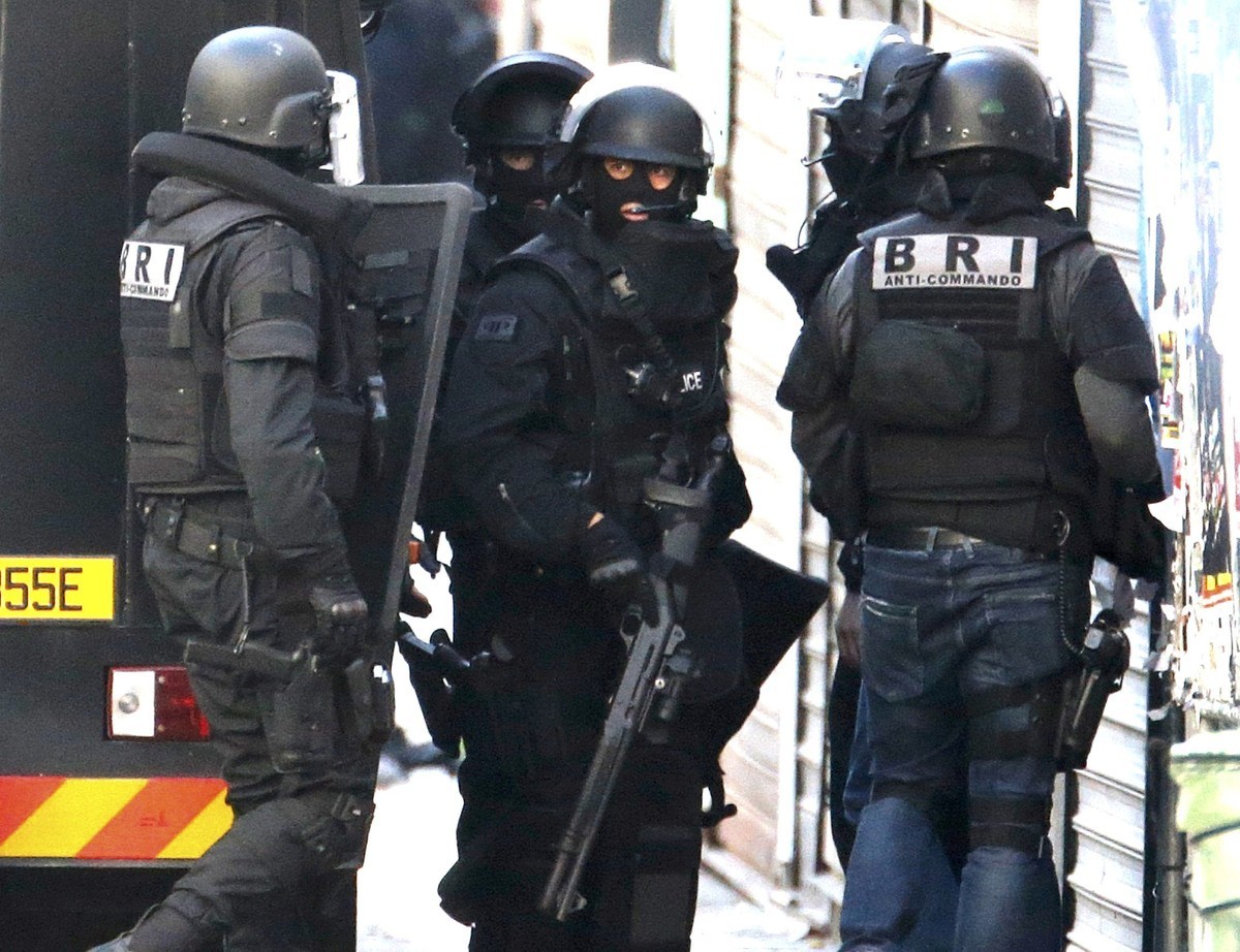 Παρίσι – LIVE: Οι οκτώ ώρες πολιορκίας του Saint Denis – Επτά συλλήψεις, μια γυναίκα καμικάζι νεκρή – Όλο το χρονικό