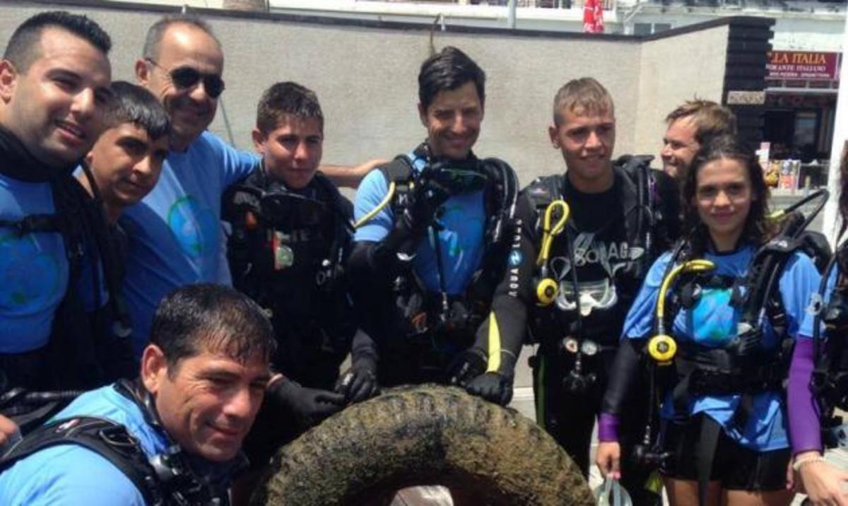 Δες τον Σάκη Ρουβά να  καθαρίζει με άλλους εθελοντές τον βυθό της Πάφου! Βίντεο