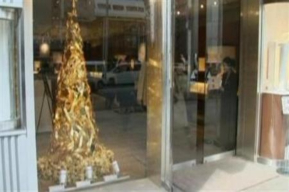 Χριστουγεννιάτικο δέντρο από… χρυσάφι – Βίντεο