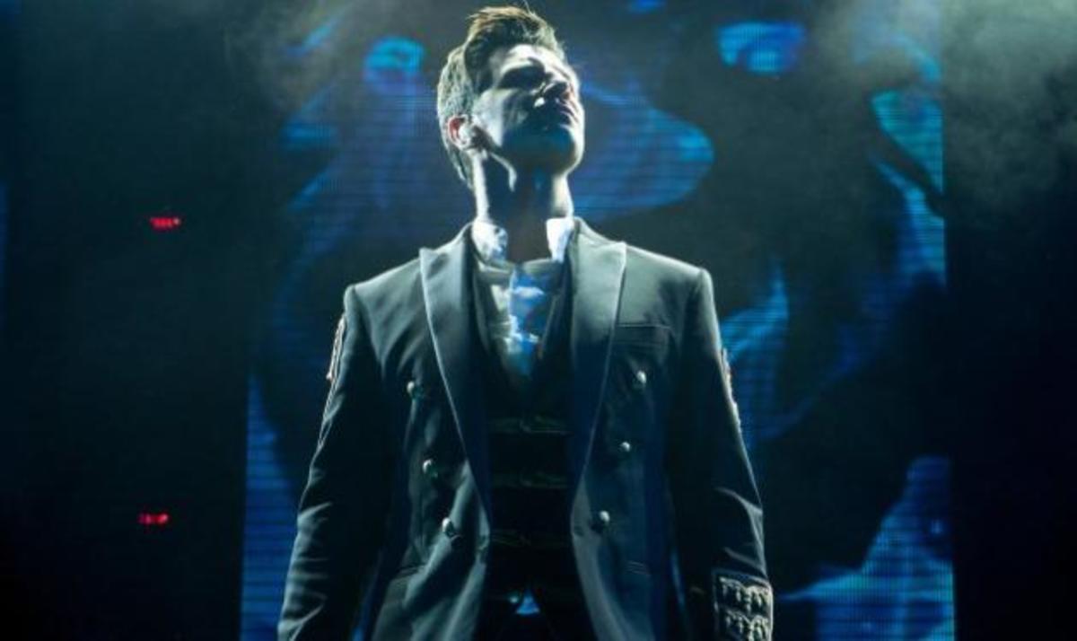 Δείτε τον Σάκη Ρουβά να κάνει πατίνι στους δρόμους της Θεσσαλονίκης! Βίντεο