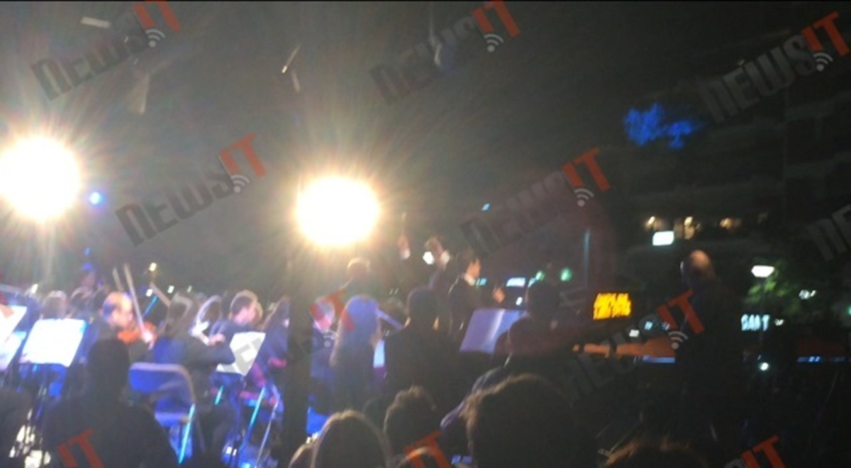 “Άξιον Εστί” και… αντιεξουσιαστές στη συναυλία του Σάκη Ρουβά – Φωτογραφίες + Βίντεο – Καταχειροκροτήθηκε από 15.000 θεατές!
