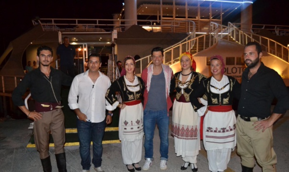 Σάκης Ρουβάς: Χορεύει κρητικά και πίνει ρακές! Βίντεο
