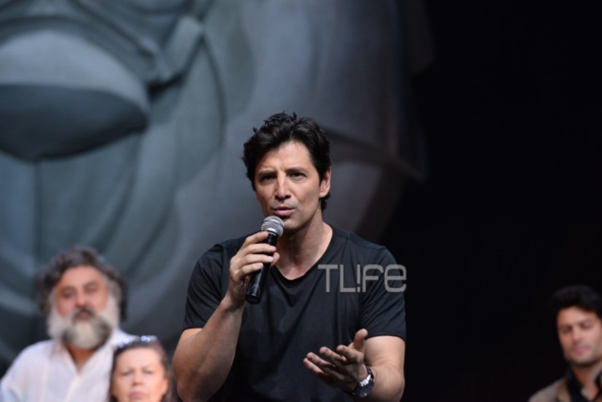 Δείτε πώς ο Σάκης Ρουβάς μάκρυνε τα μαλλιά του μέσα σε 2 μέρες