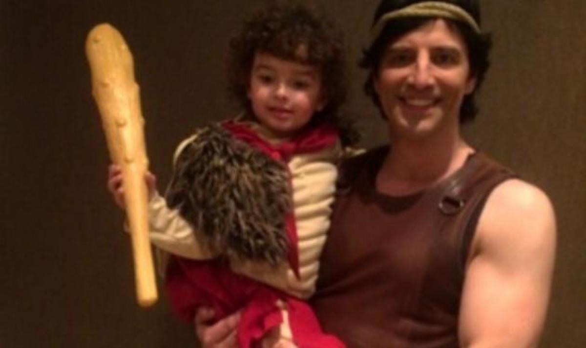 Ο μικρός που ποζάρει με τον Σάκη Ρουβά είναι ο πραγματικός “Ηρακλής”!