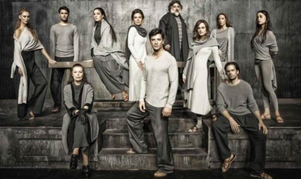 Δείτε τον Σάκη Ρουβά γυμνό στην επίσημη αφίσα της παράστασης