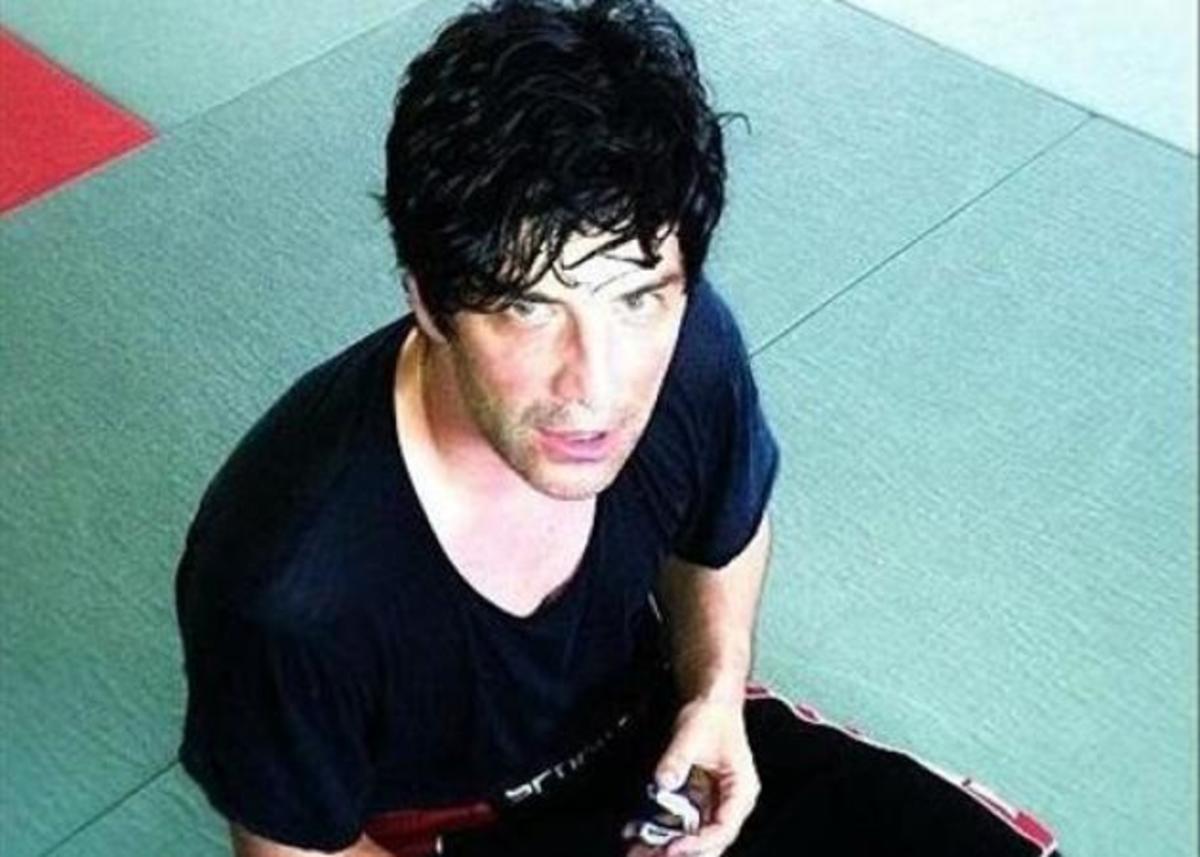 Δείτε τον Σάκη Ρουβά να… παίζει ξύλο!