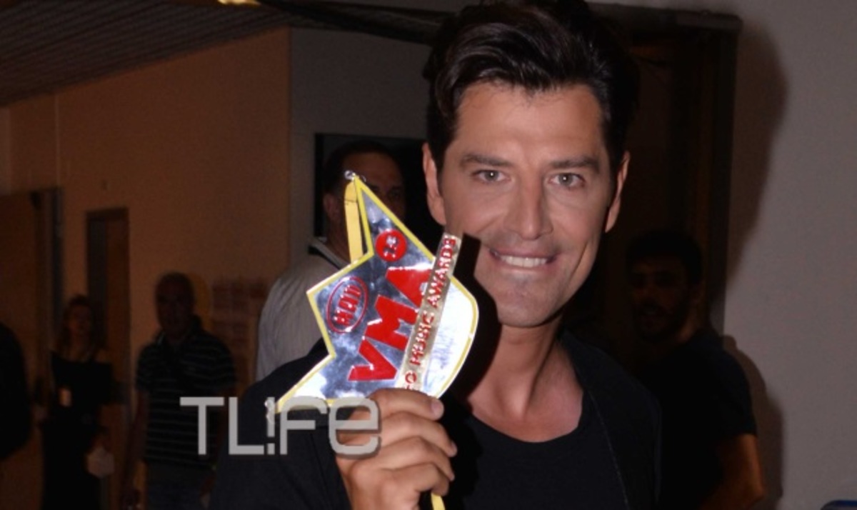 MAD MVA 2015: Ο Σάκης Ρουβάς έφτασε… “πετώντας” στη σκηνή για να παραλάβει το βραβείο του! Βίντεο