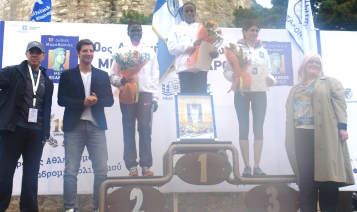 Δείτε τον Σάκη Ρουβά να κάνει την απονομή των νικητών στον 10ο Διεθνή Μαραθώνιο!