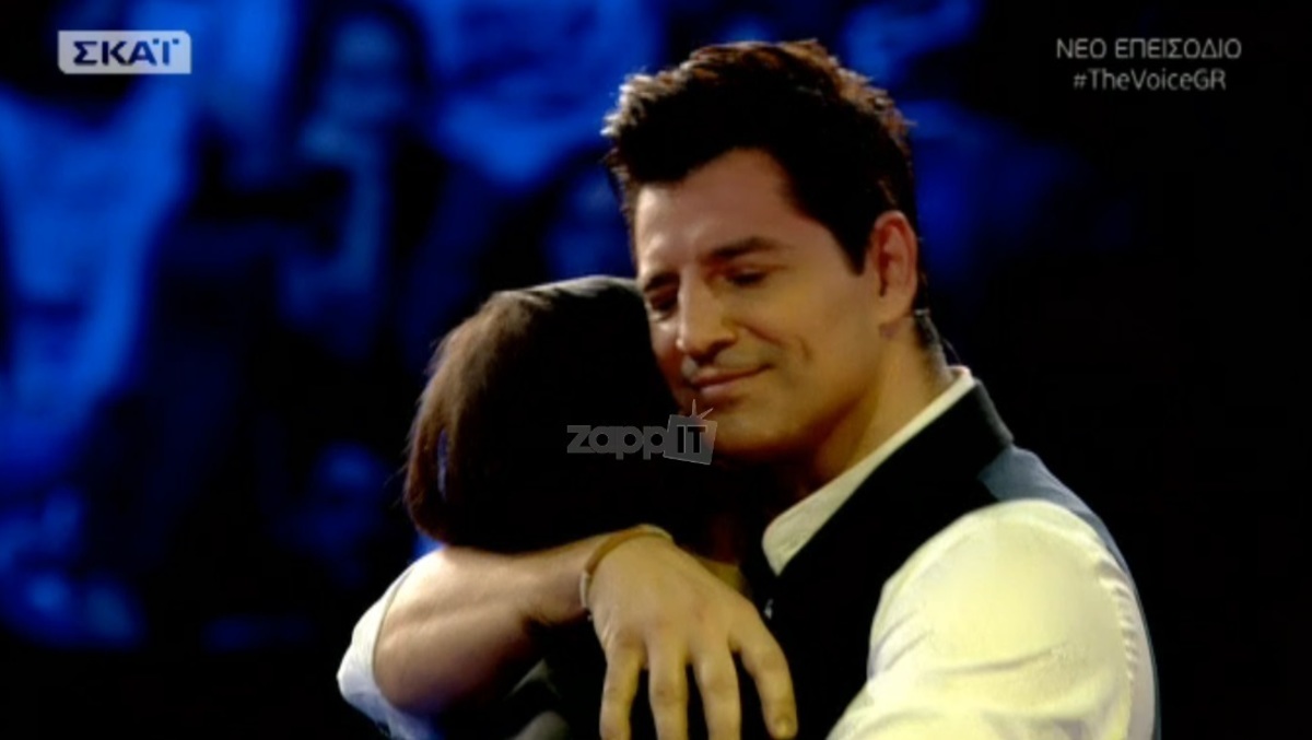 The Voice: Έλιωσε η παίκτρια στην αγκαλιά του Σάκη Ρουβά!