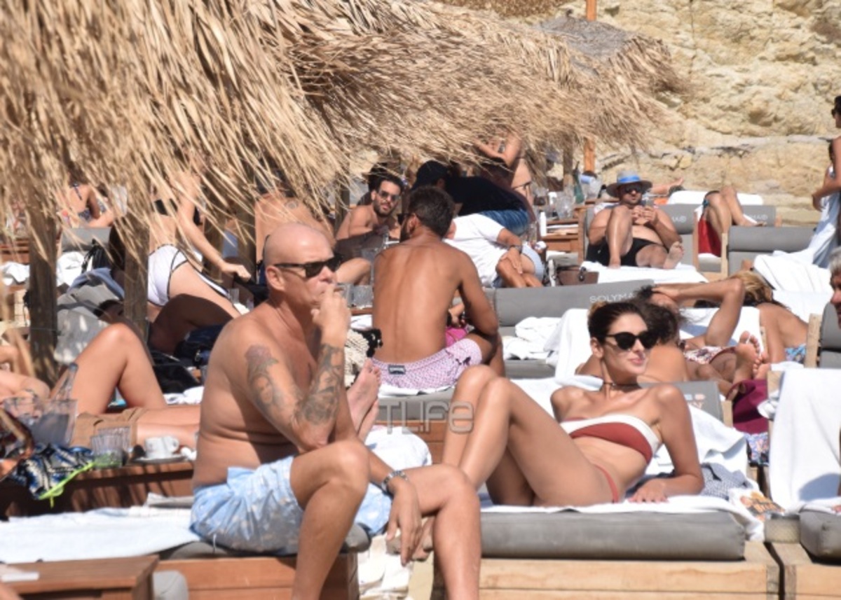 Τζώνη Καλημέρης: Στη Μύκονο με την κόρη τού Σαλαγκούδη!