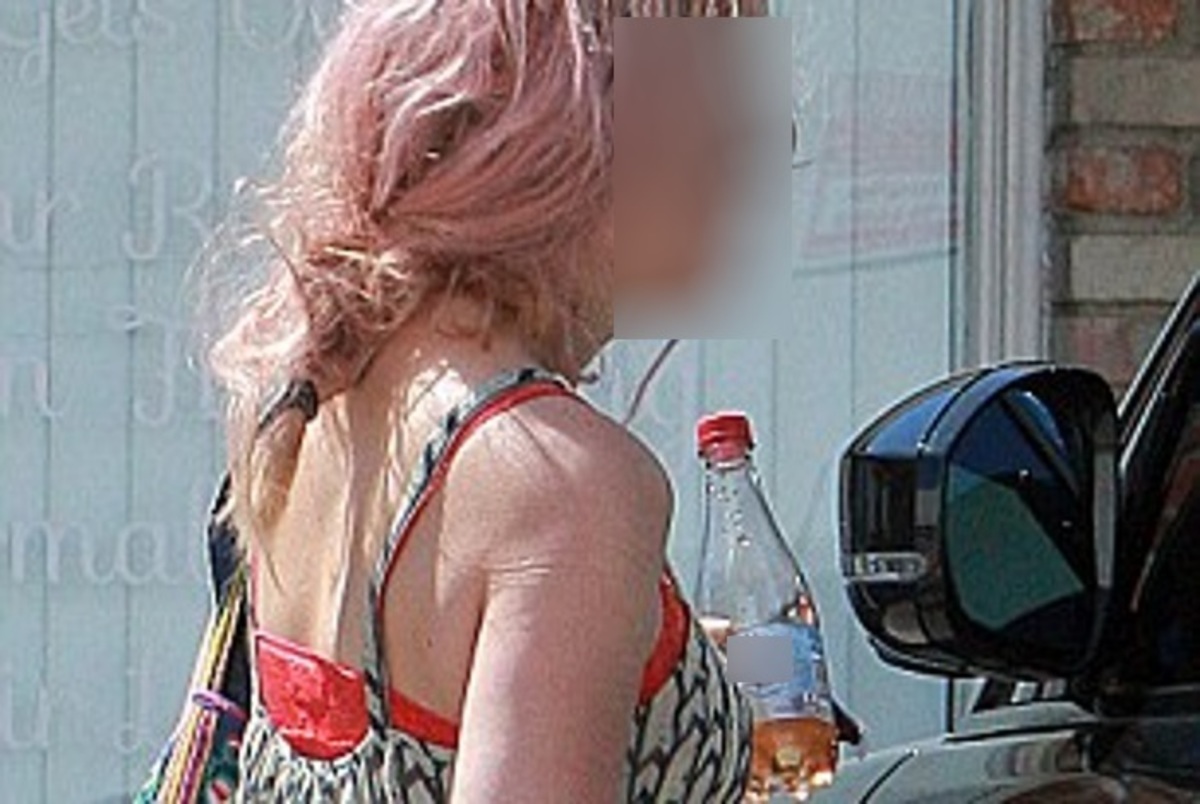 Χρωστά υπέρογκο ποσό στην εφορία και η πασίγνωστη ηθοποιός βγήκε αγνώριστη από σαλόνι ομορφιάς!