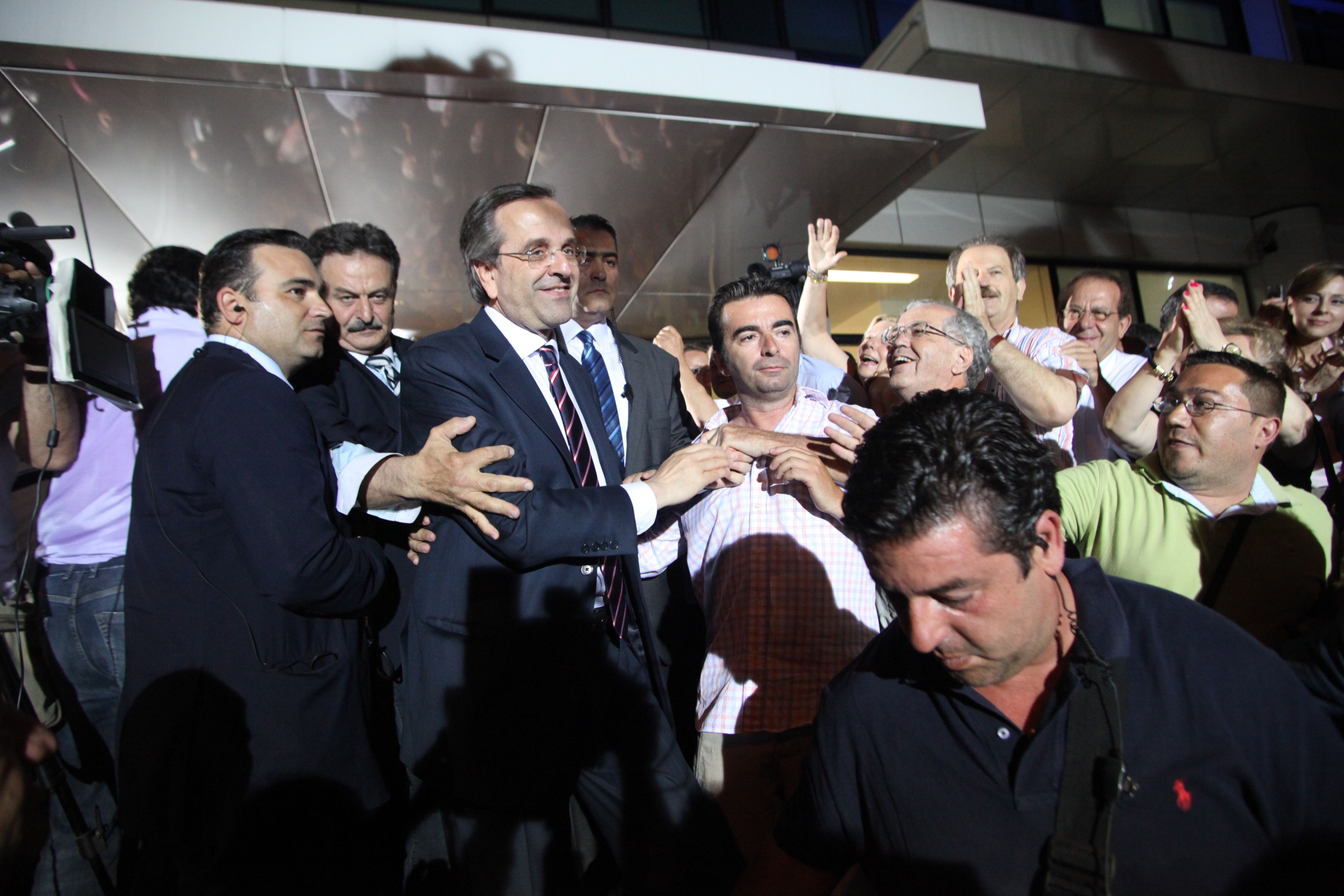 Οι Γάλλοι έχουν… σίγουρη τη συνεργασία ΝΔ-ΠΑΣΟΚ!