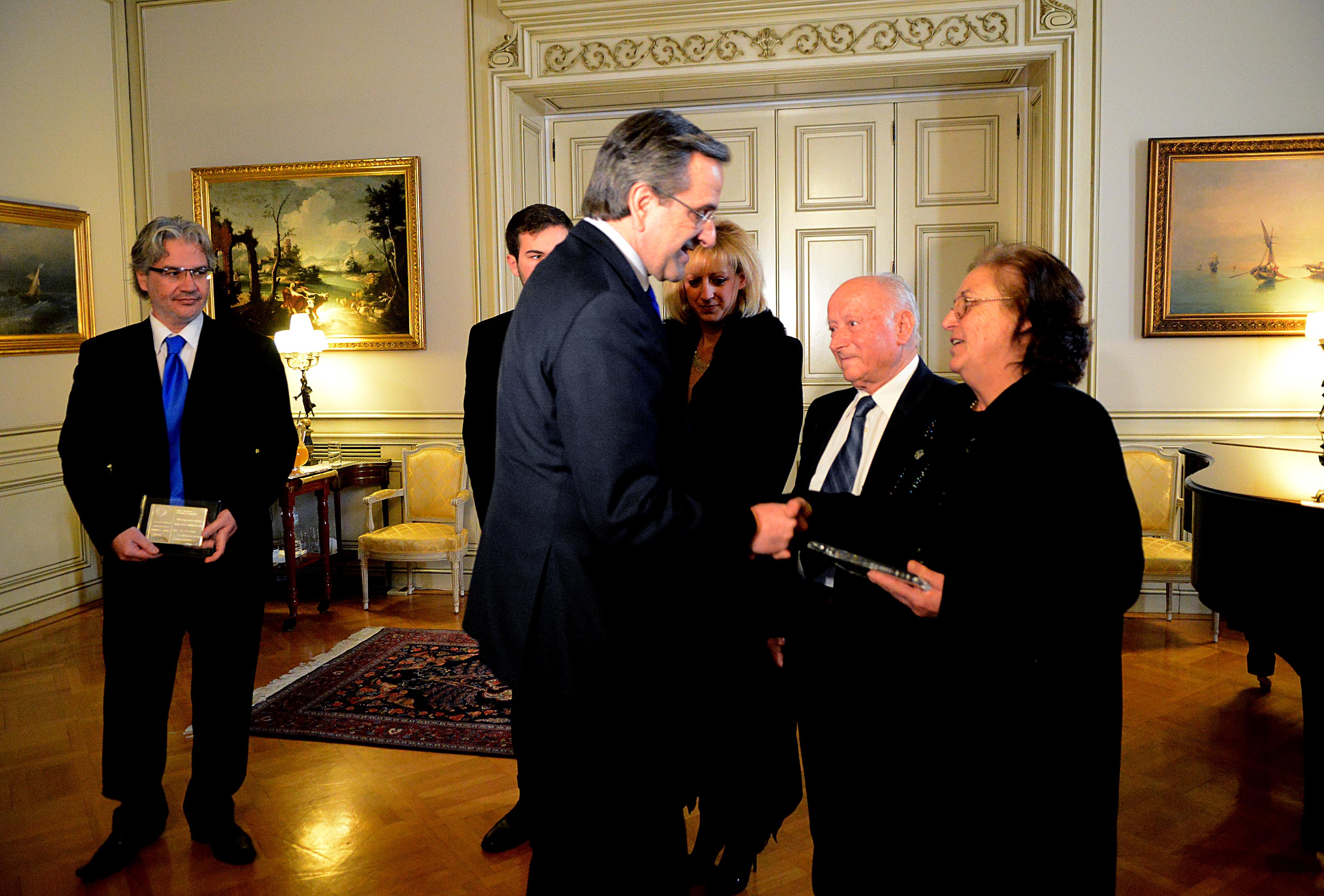 Σε κλίμα συγκίνησης η συνάντηση του Σαμαρά με οικογένειες ηρώων πεσόντων στα Ίμια (ΦΩΤΟ)