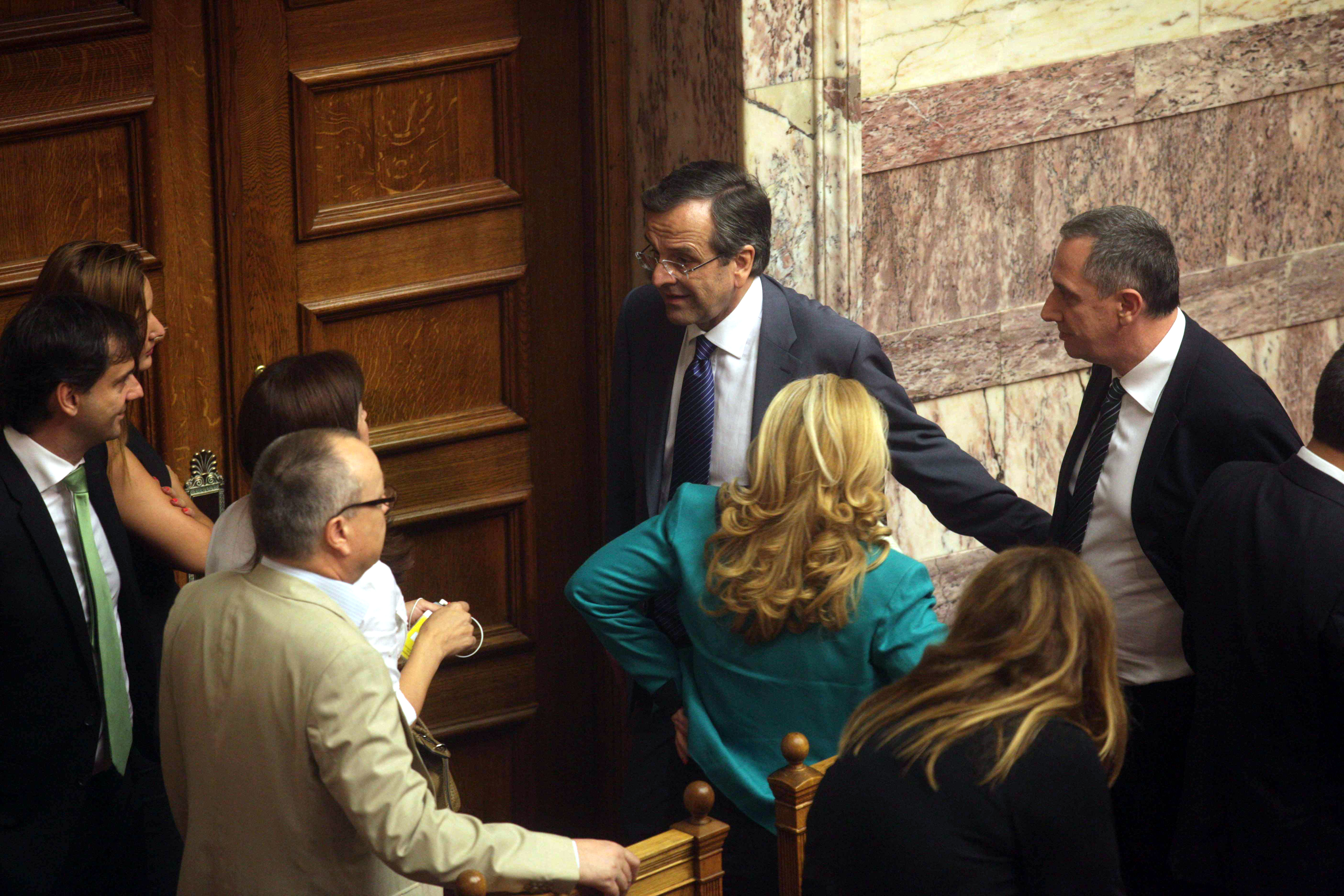 Χαλαρή κουβέντα Σαμαρά στο καφενείο της Βουλής: “Πιο δίκαιος ο φόρος ακινήτων”