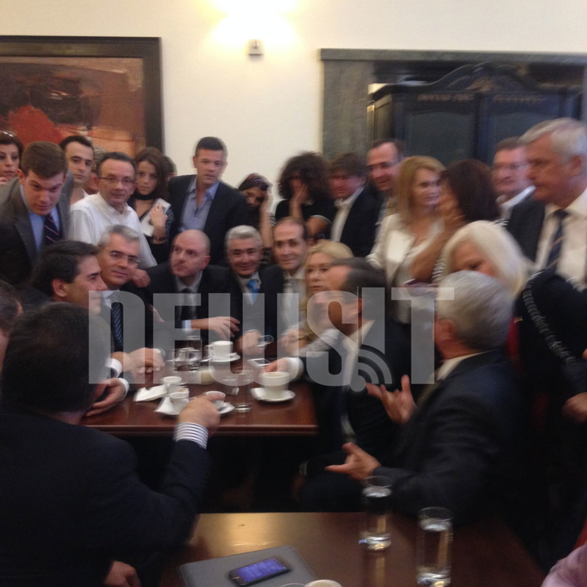 Χύθηκε ο καφές του Σαμαρά στο καφενείο της Βουλής – Τι είπε