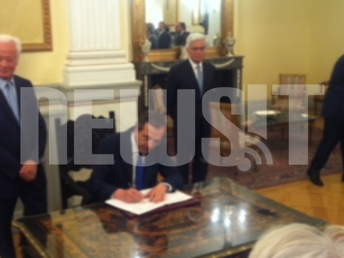 Η υπάλληλος της Προεδρίας έβαλε τον Σαμαρά στη θέση του