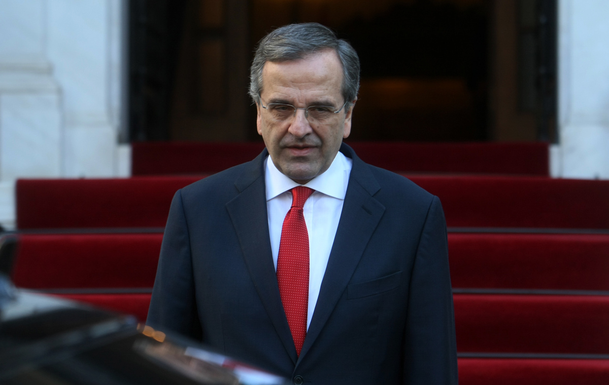 Στο Μαξίμου ο Σαμαράς για να παραδώσει τα κλειδιά