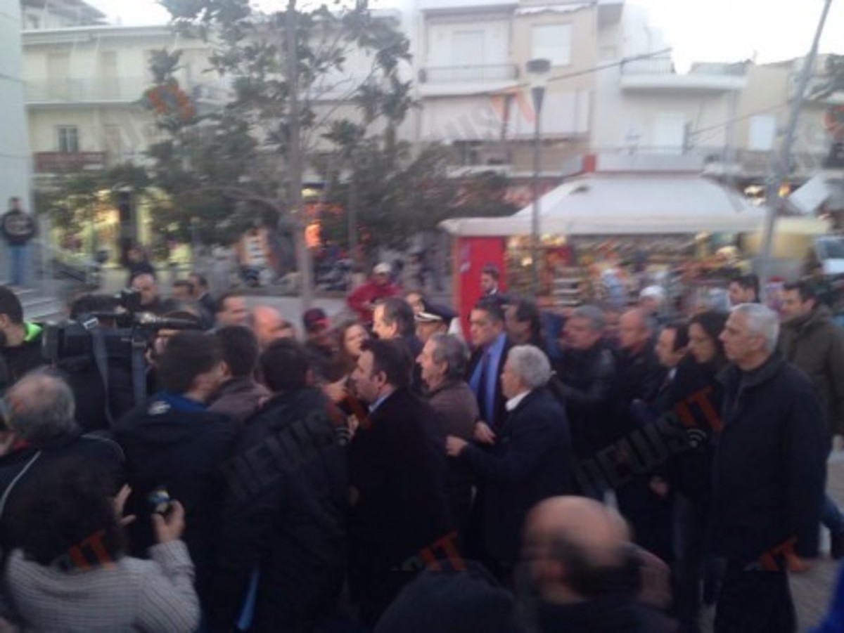 Βίντεο με το επεισόδιο στο Περιστέρι με τον Αντώνη Σαμαρά – Χτύπησαν τον Παπαμιμίκο
