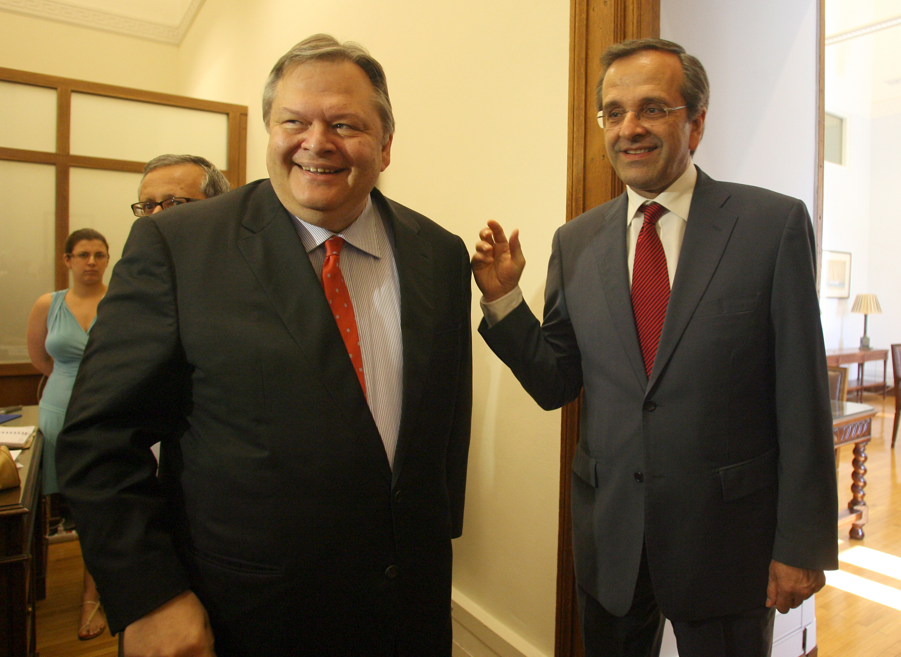 Μοίρασαν υποστράτηγους ΝΔ και ΠΑΣΟΚ στο οικονομικό